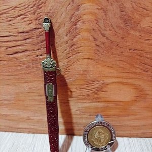Lote de Medallas, Broches y Mini Espada Decorativa - imagen 5