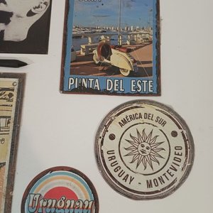 Lote de 8 Chapas Vintage: Patricio Rey, Doc & Marty, Baileys, Punta del Este y más - imagen 2