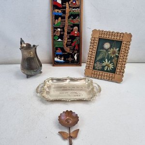 Lote de 5 Piezas Decorativas: Bandeja Grabada, Mapa Chile, Flor Metal, Jarra y Marco con Flores Secas - imagen 2