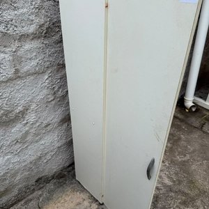 Mueble Blanco de MDF con Cuatro Estantes y Puerta - imagen 4