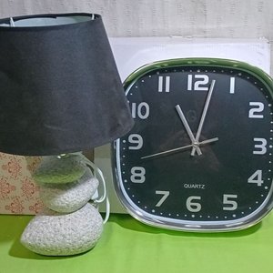 Lámpara de Mesa y Reloj de Pared Cuadrado Estilo Mármol - imagen 1