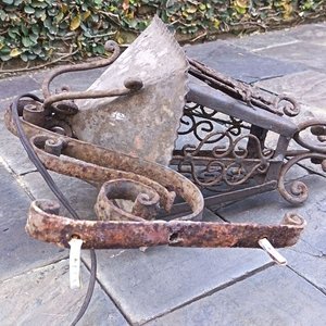 Dos Faroles Coloniales de Metal con Detalles Ornamentales - imagen 5
