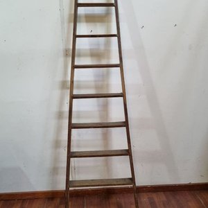 Lote siguiente: Antigua Escalera de Madera Rústica con Siete Escalones - Ideal Decoración Vintage