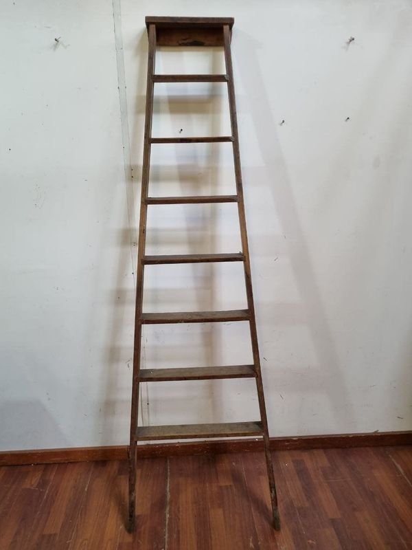 Antigua Escalera de Madera Rústica con Siete Escalones - Ideal Decoración Vintage