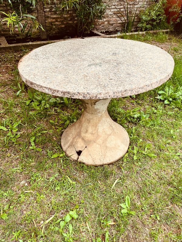 Mesa de Patio Redonda de Hormigón con Base Detallada