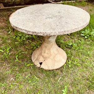 Mesa de Patio Redonda de Hormigón con Base Detallada - imagen 1