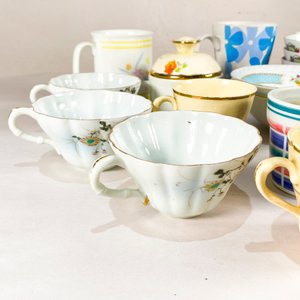Lote de Tazas y Platos con Diseños Variados - imagen 2