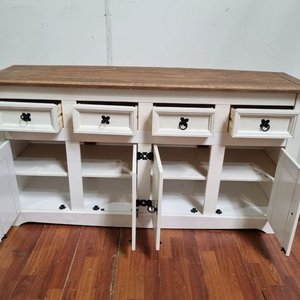 L 969 - Importante aparador o cómoda auxiliar en madera, con sobre de madera veteada en tono natural y estructura lacada en blanco, con herrajes de forja en negro (Medidas 148x44x76cm) - imagen 2