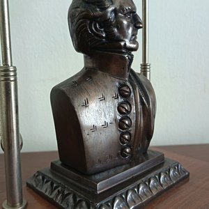 Adorno de Escritorio Busto Gral. Artigas con Pabellones Patrios en Bronce y Madera - imagen 4