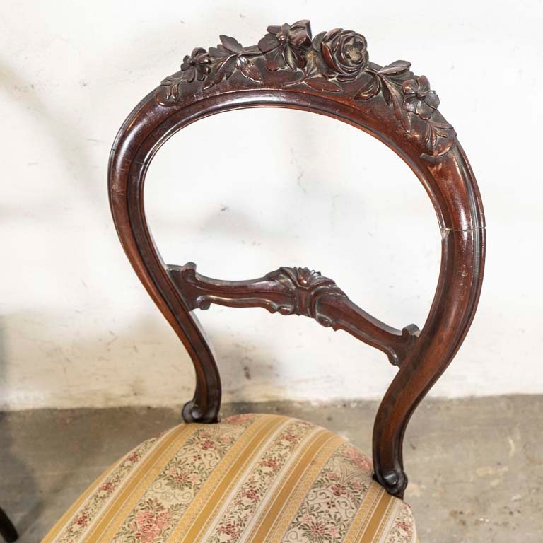 Sillas victorianas con detalles en la madera y tapizados para limpiar - imagen 3