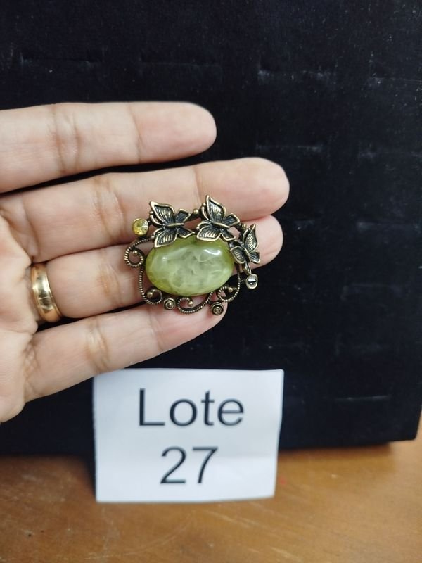 Anillo Vintage con Piedra Verde Ovalada y Detalles de Hojas