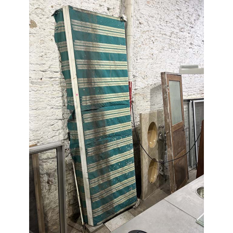 Lote anterior: Toldo con avería - Medidas: 250 x 150cm