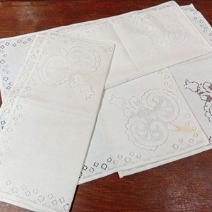 Lote de 4 Servilletas Blancas Vintage Bordadas con Diseño Floral - imagen 3