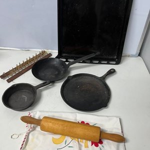 Asadera Negra, 3 Sartenes de Hierro Fundido, Palote de Amasar y Repasador Bordado - imagen 8