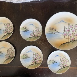 Lote anterior: Conjunto de Platos Orientales Pintados a Mano con Paisaje y Monte Fuji