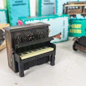 9 Sacapuntas Coleccionables Miniatura: Piano, Tranvía y Tanque - imagen 2