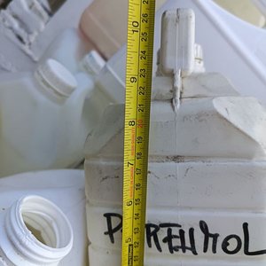Jaula de Madera con 50 Bidoners de Plástico de Diferentes Volumenes de 5,  10 y 20 lts. - imagen 6