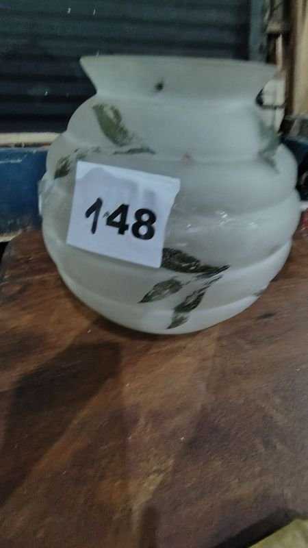 Vaso de vidrio en forma redonda con etiqueta