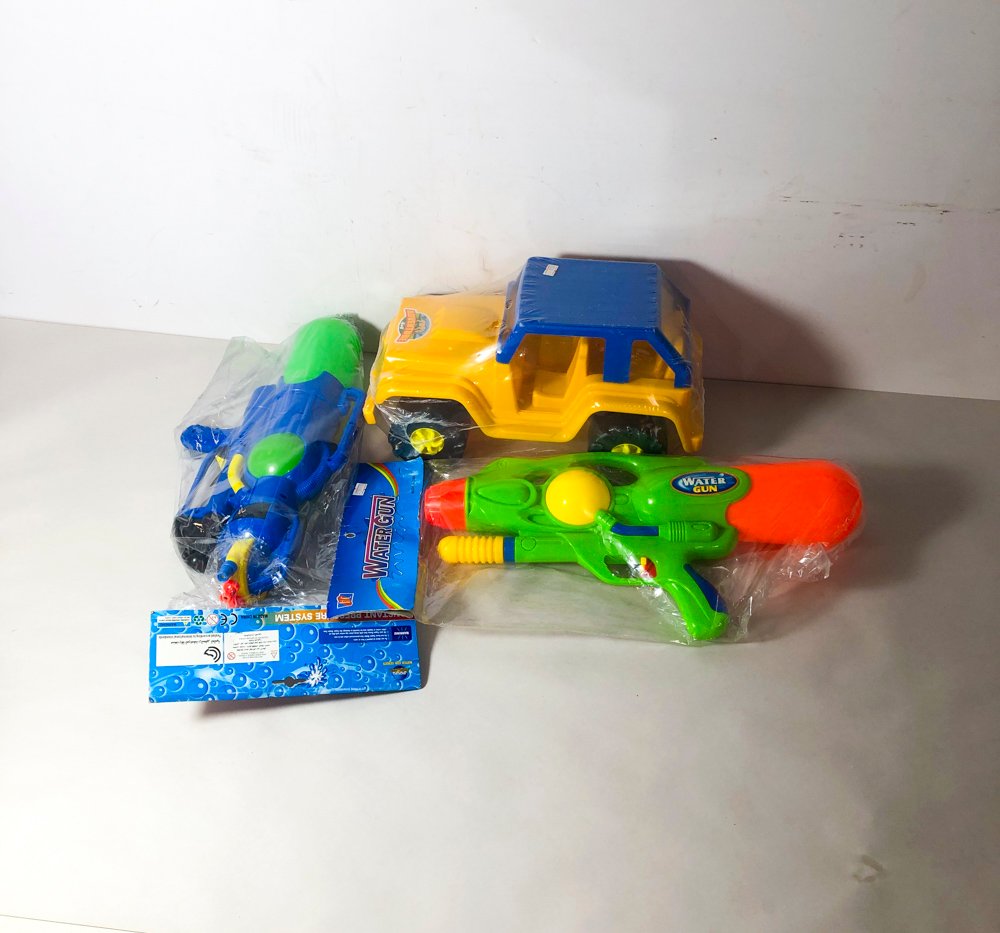 Lote de Juguetes: Jeep Amarillo y Dos Pistolas de Agua