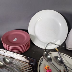 Lote de Vajilla y Utensilios de Cocina: Asadera, Platos, Fuente y Termo Mercedes-Benz - imagen 4