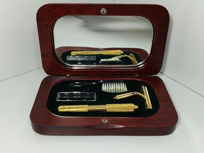 Lote siguiente: Estuche antiguo de madera para viaje con accesorios