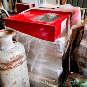 Caja Roja Metálica con Ventana y Cerradura - imagen 5