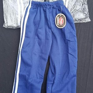 Lote anterior: Pantalones Deportivos Azules para Niño con Rayas Blancas