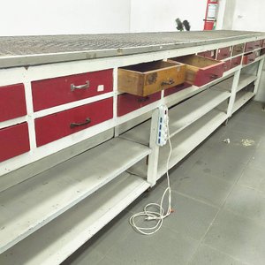 Mostrador de Trabajo con Cajones Rojos y Cubierta Acanalada - imagen 2