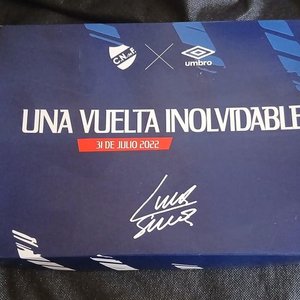 Lote siguiente: Box Set Conmemorativo "Una Vuelta Inolvidable" Luis Suárez - Club Nacional de Football (2022) Umbro XL