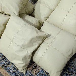 Almohadones Cuadrados de Cuero Color Crudo (Set de 6) - imagen 2