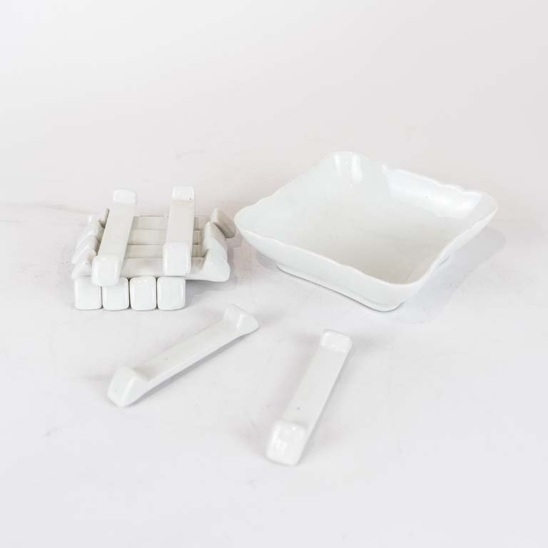 Lote anterior: Centrito de porcelana bavaria y 12 posacubiertos de porcelana  - Medidas: 12 y 9cm 