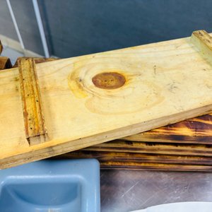 Lote de Cocina: Escurridor Verde, Tablas de Madera, Fuente y Delantales - imagen 4