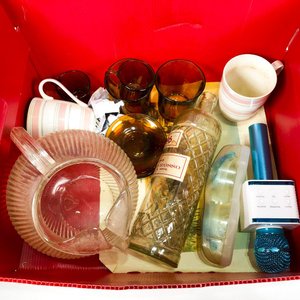Jarra de vidrio, tazas de porcelana y ámbar, botella, lentes y micrófono - imagen 1