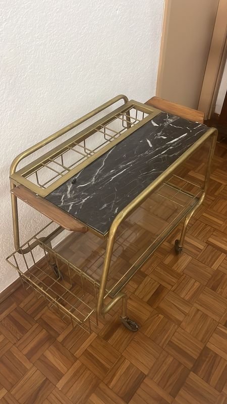 Lote siguiente: Mesa auxiliar de cocina con tapa de mármol y estructura metálica dorada