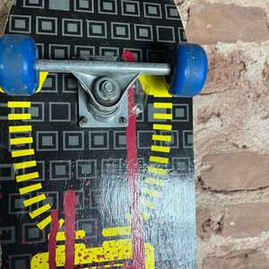 Patineta Sportrunner con Diseño Gráfico y Ruedas Azules - imagen 7