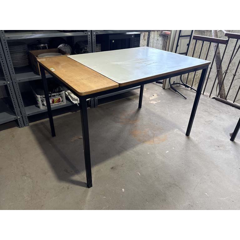 Lote siguiente: Mesa tapa de compensado base de hierro - Medidas: 120 x 79 x 76cm