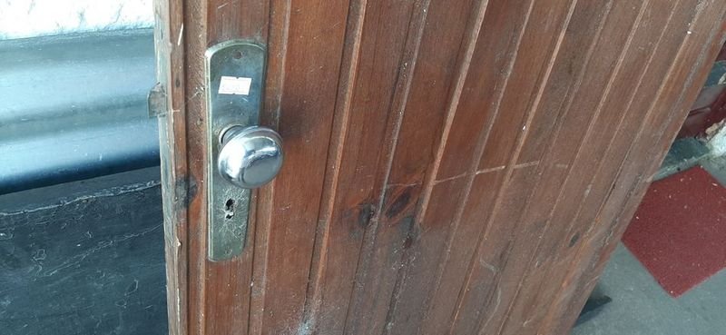 Puerta de madera con detalles en chapado - imagen 2