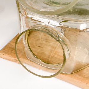 Caramelera Antigua de Vidrio y Madera con Dos Frascos y Tapas - imagen 4