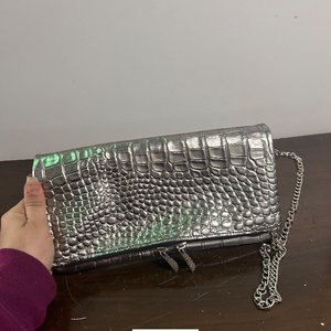 Cartera de Cuero Plateada con Cadena - imagen 2