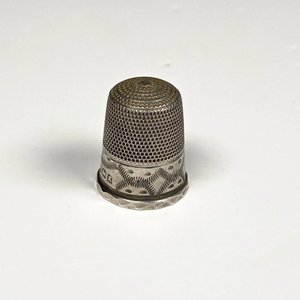 Dedal de Plata Inglesa con Grabados y Marcas - imagen 2