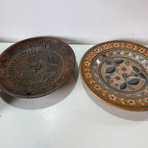Lote de Platos Decorativos de Cerámica y Madera Tallada - imagen 3