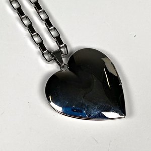 Conjunto de Joyería Fantasía: Cadena con Dije Corazón y Par de Aretes Florales - imagen 5