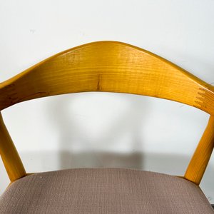 Sillón Danés de Madera con Respaldo Curvo y Asiento Tapizado Gris - imagen 2