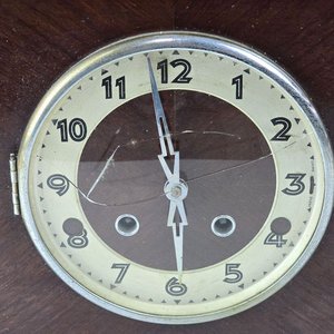 Antiguo Reloj de Mesa Mecánico con Caja de Madera Oscura - imagen 3