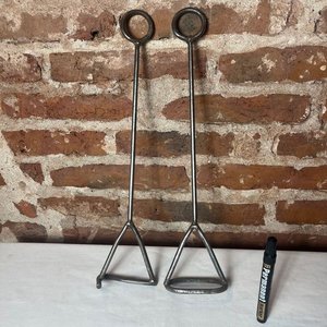 Lote siguiente: Dos Marcas de Ganado en Hierro, 46 cm Largo
