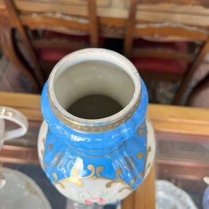 Ánfora Antigua de Porcelana Azul con Flores Pintadas a Mano y Detalles Dorados - imagen 4