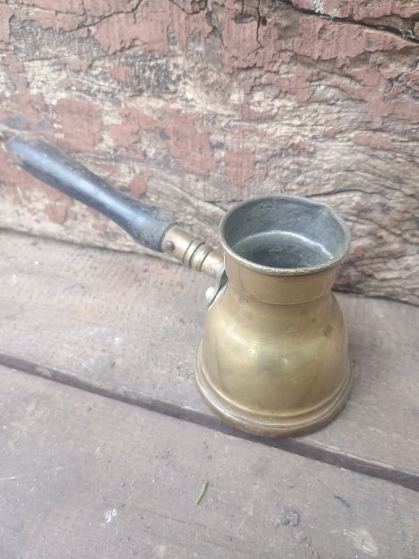 Antigua Cafetera Turca de Bronce con Mango de Madera
