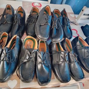 Lote siguiente: Lote de 9 Pares de Zapatos Negros de Cuero