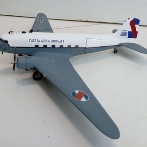 Lote siguiente: Modelo Avión C47 Douglas DC-3 Fuerza Aérea Uruguaya Escala 1/72
