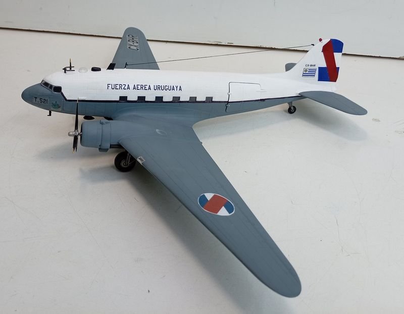 Modelo Avión C47 Douglas DC-3 Fuerza Aérea Uruguaya Escala 1/72